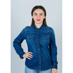 Camisa Jeans Feminina AYA Camisas Básica Regular Fit Lavagem Escura com Manga Longa e Bolso Chapa Frontal em Denim