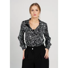 Camisa Feminina AYA Camisas Chique Urbano Preta Estampada Regular Fit com Gola Lapela e Manga Longa em Viscose