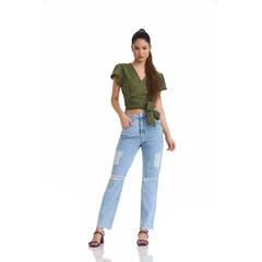Calça Jeans Feminina Fresco Clothing Rasgada Delavê Corte Reto em Lavagem Clara