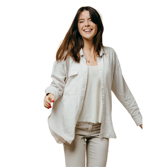 Camisa Feminina AYA Camisas Clássica Branca Barra Assimétrica com Gola Lapela Manga Larga e Bolso Chapa Frontal em Algodão-Linho