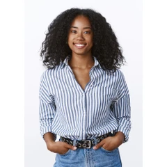 Camisa Feminina AYA Camisas Atemporal Branca com Listras Azuis Regular Fit Abotoamento Frontal e Manga Longa em Algodão
