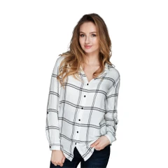 Camisa Feminina AYA Camisas Retro Branca com Estampa Quadriculada Gola Lapela e Abotoamento Frontal em Algodão