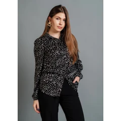 Camisa Feminina AYA Camisas Chique Urbano Preta com Estampa de Poá Regular Fit Manga Larga em Viscose